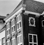 57023 Gezicht op de bovengevel en het ovale raam in de zijgevel van het huis Ganzenmarkt 30 te Utrecht.